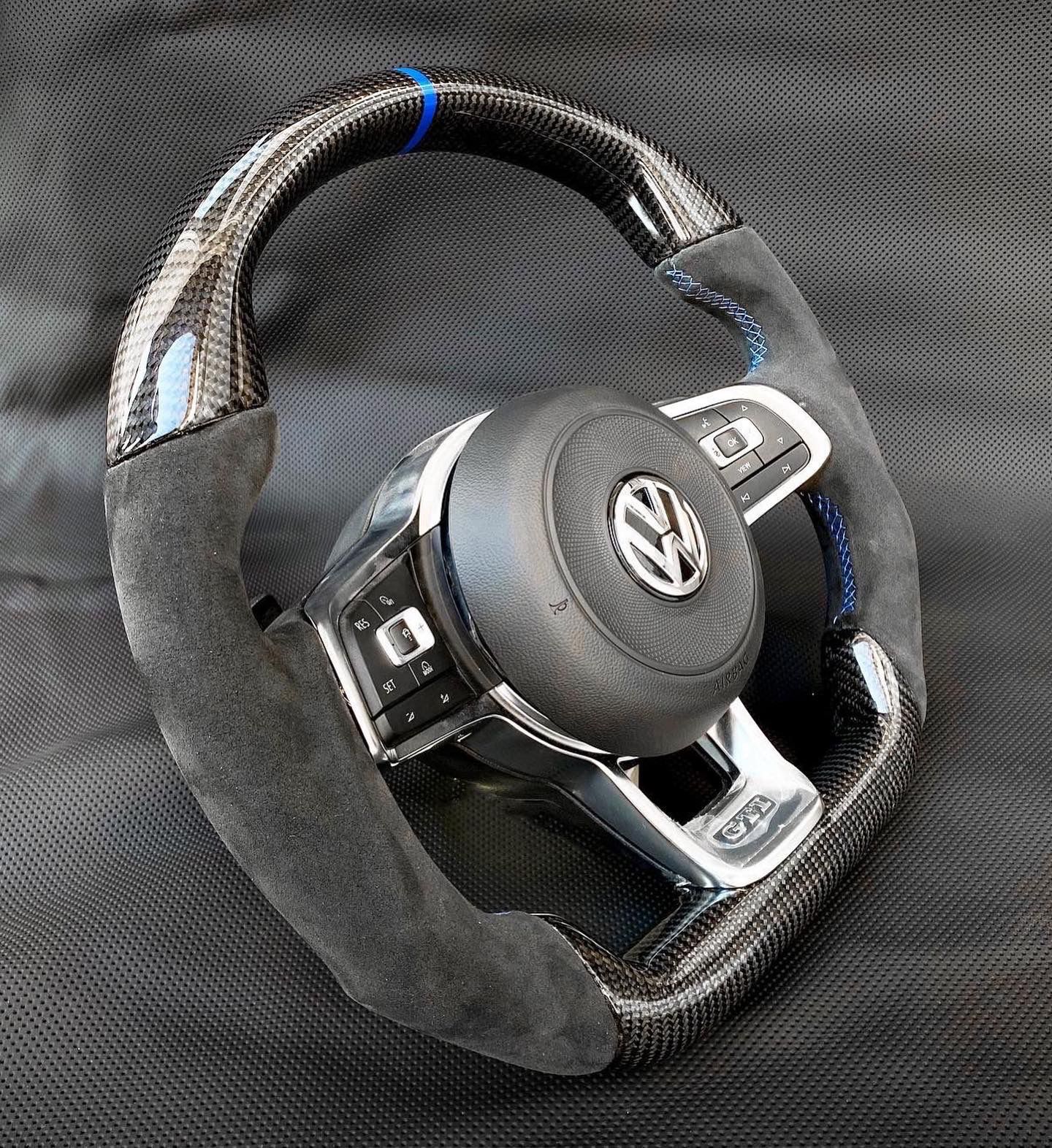 Volan - carbon i alcantara