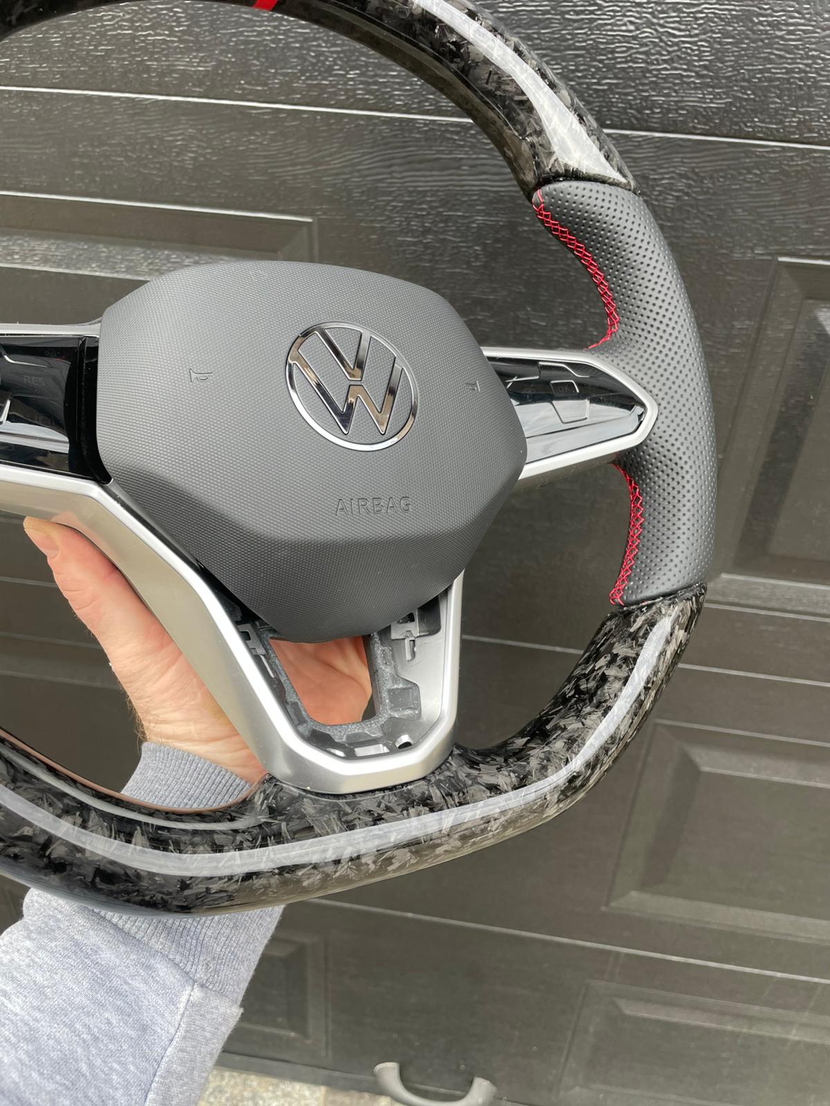 Volan - carbon sa crvenim šavom